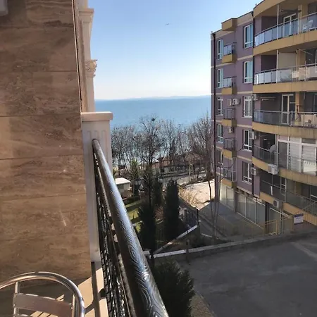 Purple Rose Valencia Gardens 아파트 네세부르