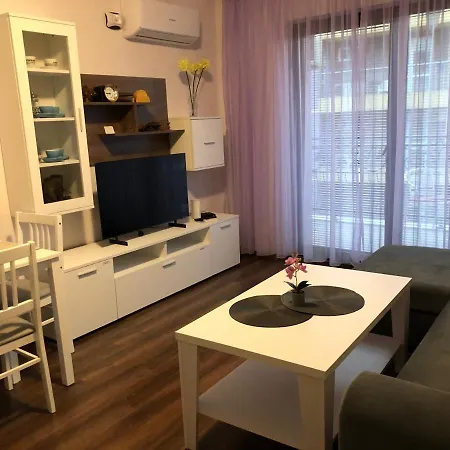 Purple Rose Apartment Valencia Gardens